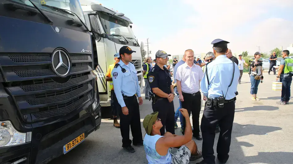 משפחת אורון שאול מחאה על הסכם הפיוס מול טורקיה חסימת כרם שלום למעבר משאיות משפחת אורון שאול מחאה על הסכם הפיוס מול טורקיה חסימת כרם שלום למעבר משאיות