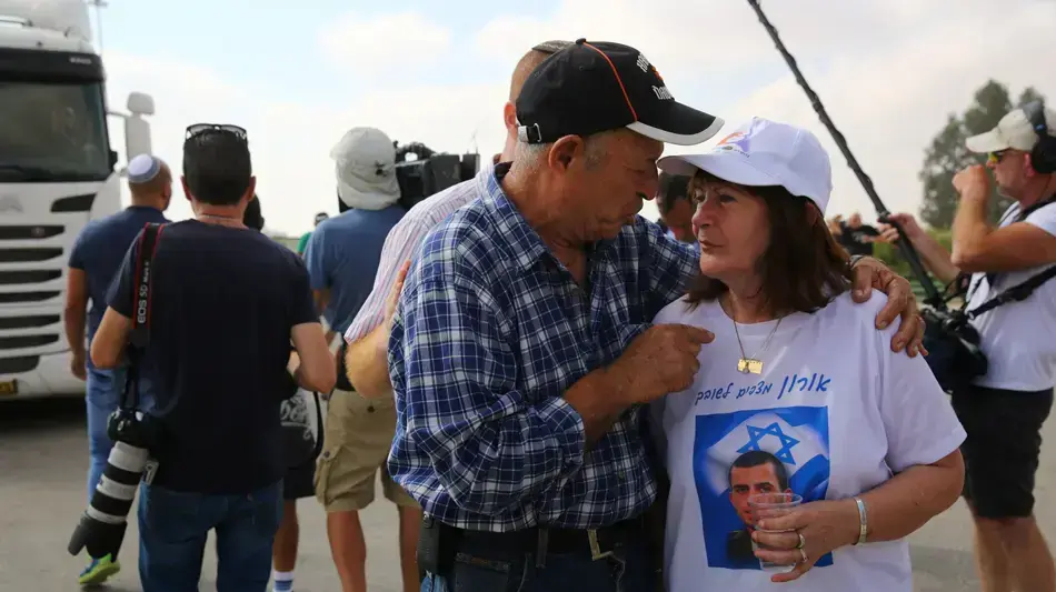 משפחת אורון שאול מחאה על הסכם הפיוס מול טורקיה חסימת כרם שלום למעבר משאיות משפחת אורון שאול מחאה על הסכם הפיוס מול טורקיה חסימת כרם שלום למעבר משאיות