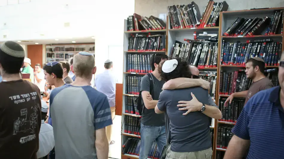 ישיבת עתניאל נשיאת הספדים לפני הלוויתו של מיכאל מרק נרצח בפיגוע בכביש 60 ישיבת עתניאל נשיאת הספדים לפני הלוויתו של מיכאל מרק נרצח בפיגוע בכביש 60