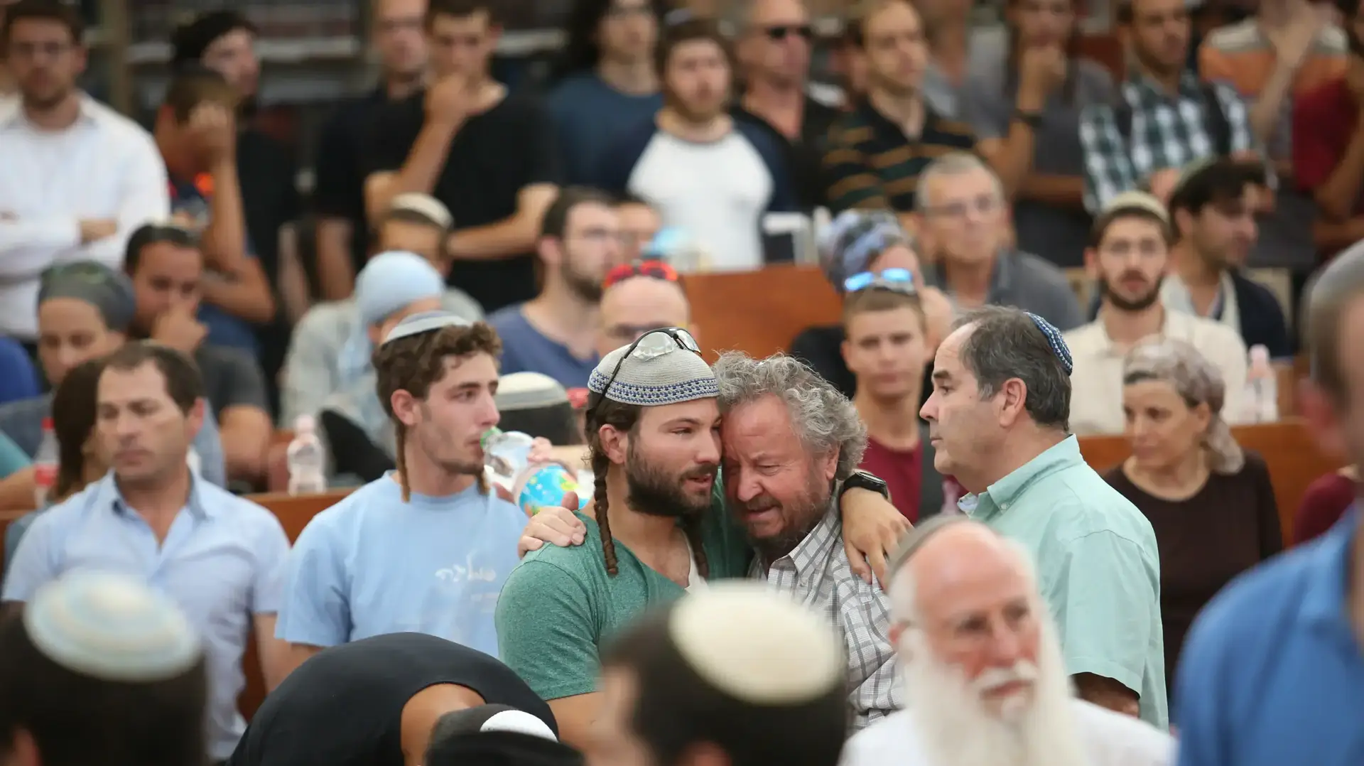 שלומי מרק בנו של מיכאל מרק שנרצח בפיגוע בכביש 60 בישבית ההסדר בעתניאל שם נשאו לו הספדים טרם הלווייתו שלומי מרק בנו של מיכאל מרק שנרצח בפיגוע בכביש 60 בישבית ההסדר בעתניאל שם נשאו לו הספדים טרם הלווייתו