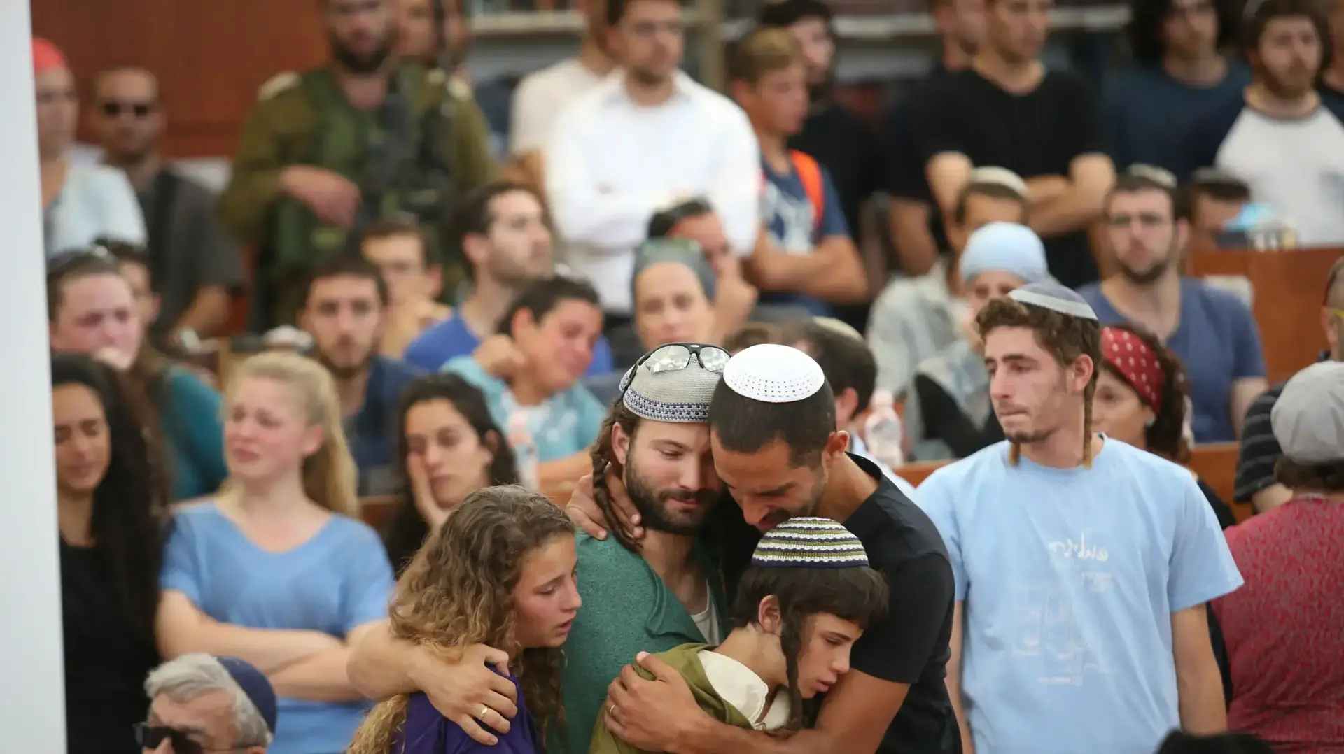 משפחתו של מיכאל מרק נהרג בפיגוע בכביש 60 - בישיבת ההסדר בעתניאל שם ספדו לו טרם היציאה למסע הלווייתו משפחתו של מיכאל מרק נהרג בפיגוע בכביש 60 - בישיבת ההסדר בעתניאל שם ספדו לו טרם היציאה למסע הלווייתו