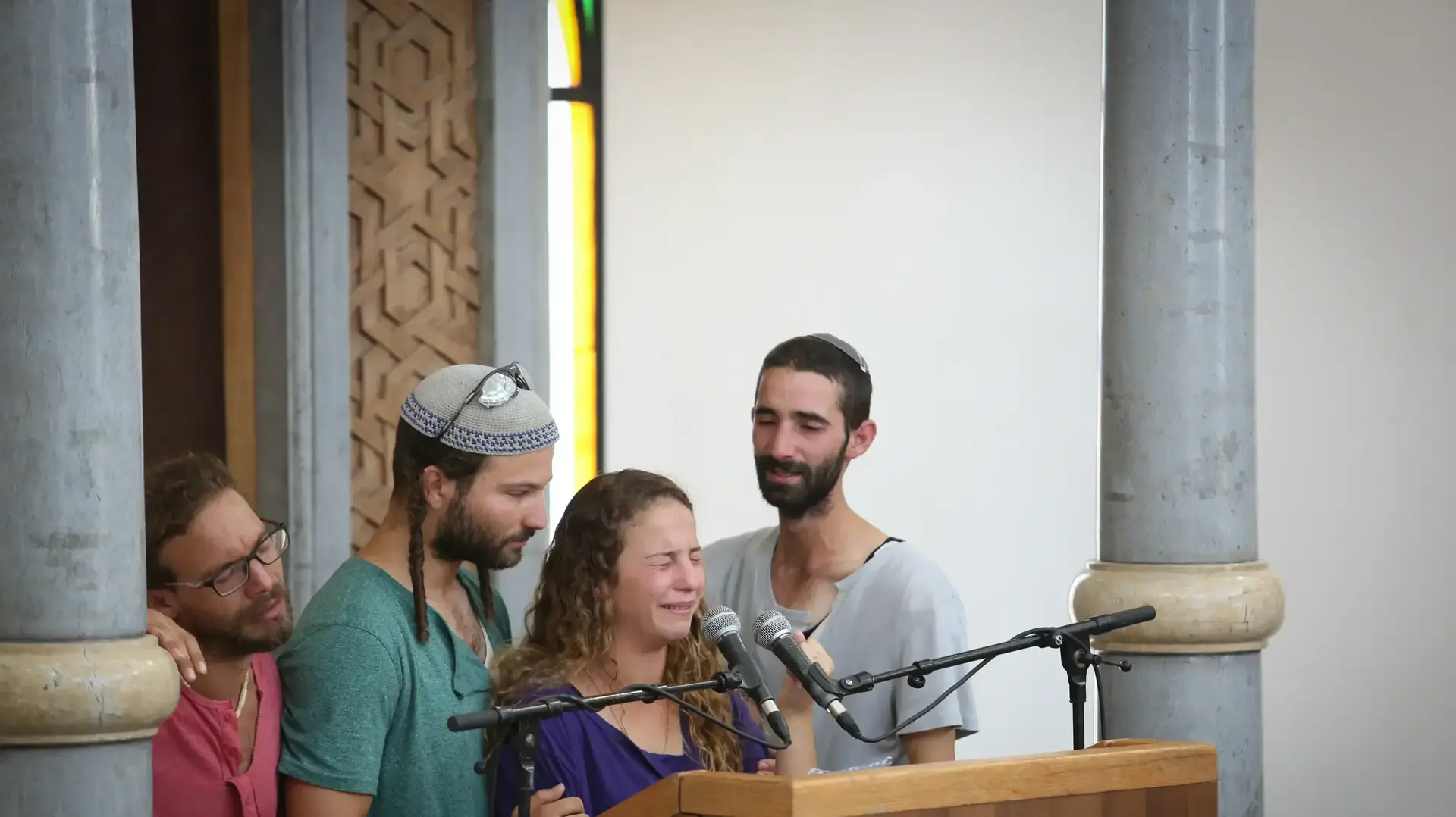 בני משפחתו של מיכאל מרק, שנרצח בפיגוע בכביש 60 סופדים לו בישיבה בעתניאל - טרם היציאה למסע הלווייה שלו בני משפחתו של מיכאל מרק, שנרצח בפיגוע בכביש 60 סופדים לו בישיבה בעתניאל - טרם היציאה למסע הלווייה שלו