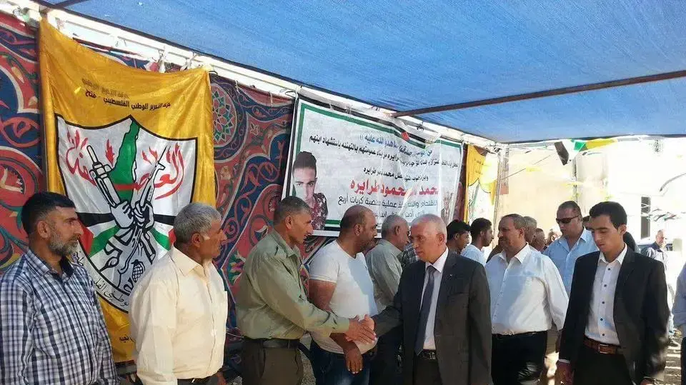 מושל חברון כאמל חמייד מבקר בסוכת האבלים של מוחמד טראיירה, רוצח הילדה מקרית ארבע מושל חברון כאמל חמייד מבקר בסוכת האבלים של מוחמד טראיירה, רוצח הילדה מקרית ארבע