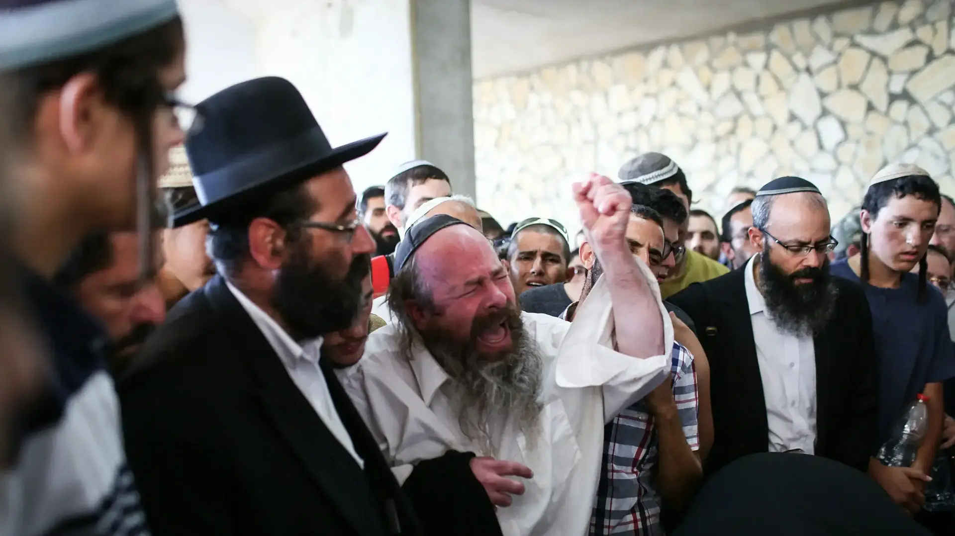 הלוויית הרב מיכאל מרק מעתניאל שנהרג בפיגוע הירי בכביש 60 בהר מנוחות 3 יולי 2016 הלוויית הרב מיכאל מרק מעתניאל שנהרג בפיגוע הירי בכביש 60 בהר מנוחות 3 יולי 2016