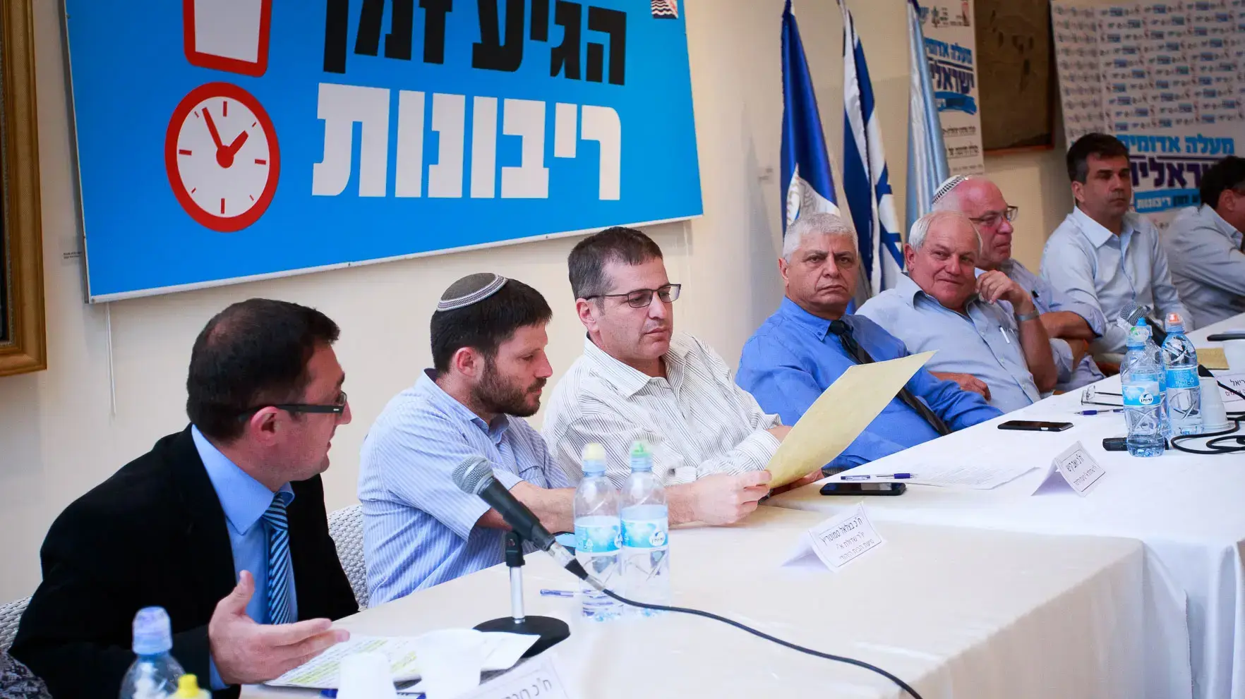 אורי אריאל, זאב אלקין, חיים כץ, בצלאל סמוטריץ', יואב קיש חותמים על מגילת ריבונות למעלה אדומים, 3 ביולי 2016 אורי אריאל, זאב אלקין, חיים כץ, בצלאל סמוטריץ', יואב קיש חותמים על מגילת ריבונות למעלה אדומים, 3 ביולי 2016
