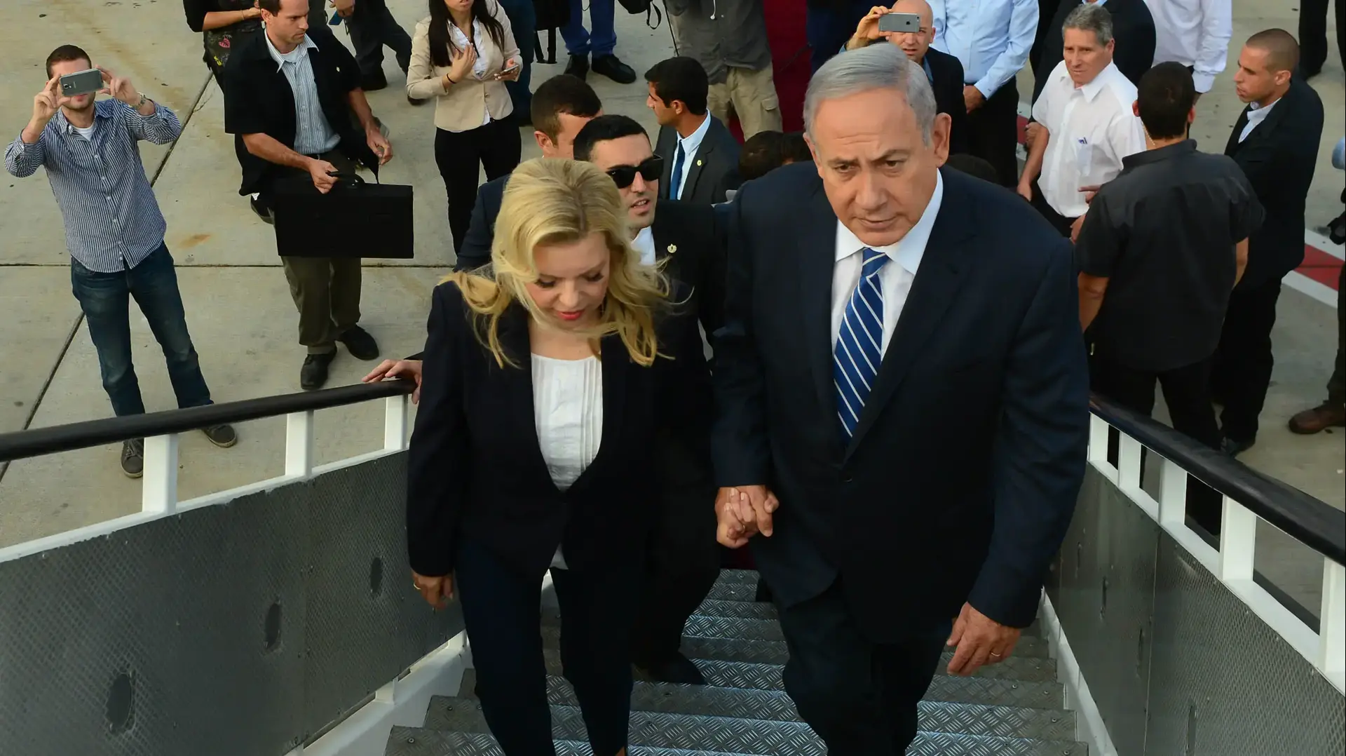 ראש הממשלה בנימין נתניהו ורעייתו שרה נתניהו ביציאה לביקור באפריקה. 4 ביולי 2016. ראש הממשלה בנימין נתניהו ורעייתו שרה נתניהו ביציאה לביקור באפריקה. 4 ביולי 2016.