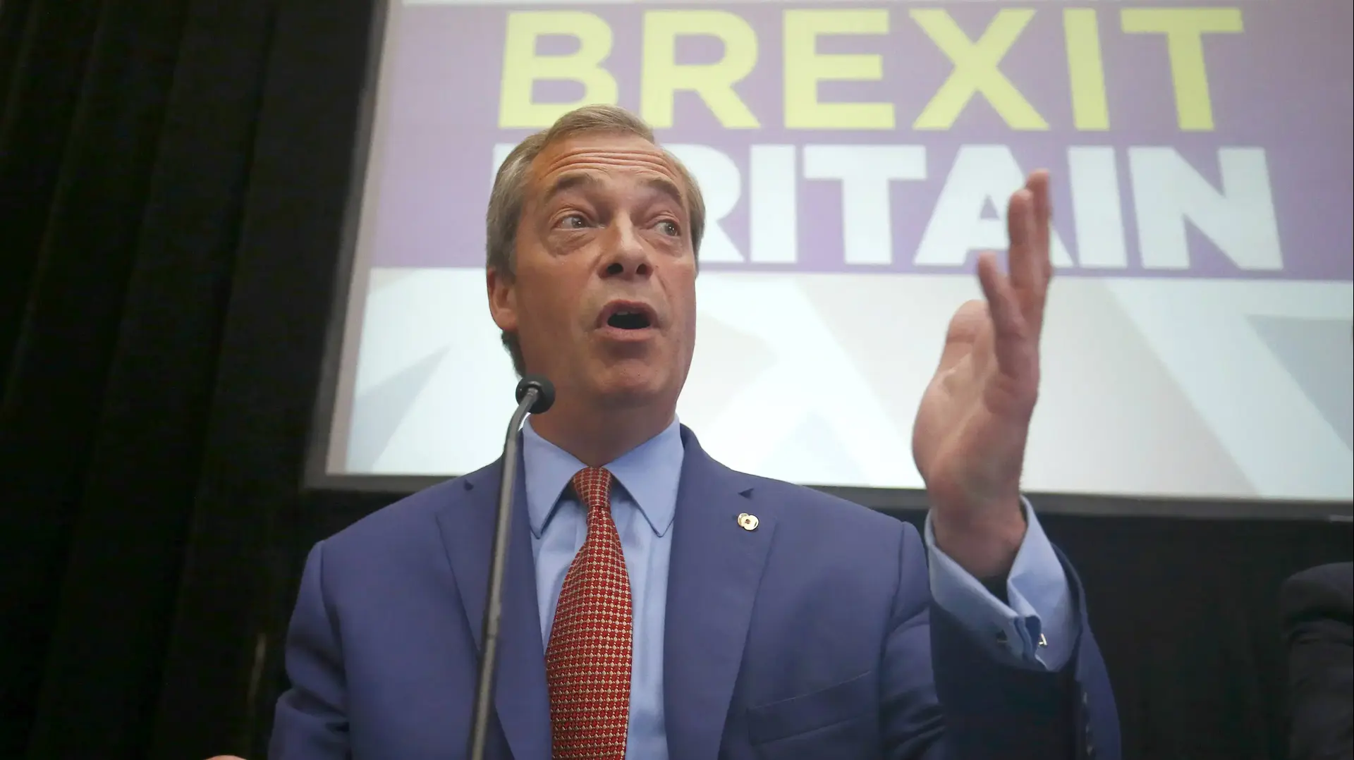 מנהיג UKIP נייג'ל פראג' מכריז על התפטרותו במסיבת עיתונאים בלונדון, 4 ביולי 2016 מנהיג UKIP נייג'ל פראג' מכריז על התפטרותו במסיבת עיתונאים בלונדון, 4 ביולי 2016