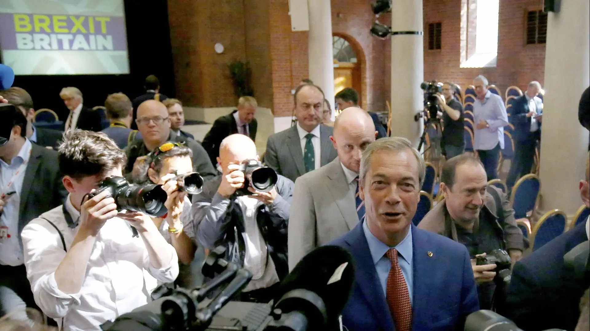 מנהיג UKIP נייג'ל פראג' מכריז על התפטרותו במסיבת עיתונאים בלונדון, 4 ביולי 2016 מנהיג UKIP נייג'ל פראג' מכריז על התפטרותו במסיבת עיתונאים בלונדון, 4 ביולי 2016