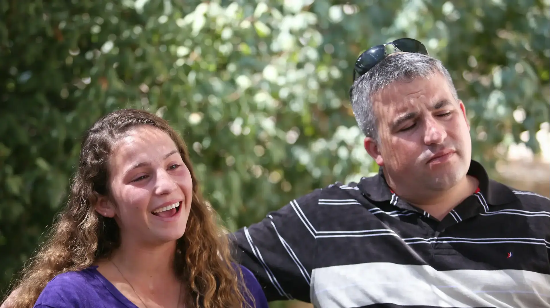 אורית מרק בתו של מיכאל מרק שנרצח בפיגוע בכביש 60, ואלחנן קלמנוביץ בעתניאל אורית מרק בתו של מיכאל מרק שנרצח בפיגוע בכביש 60, ואלחנן קלמנוביץ בעתניאל