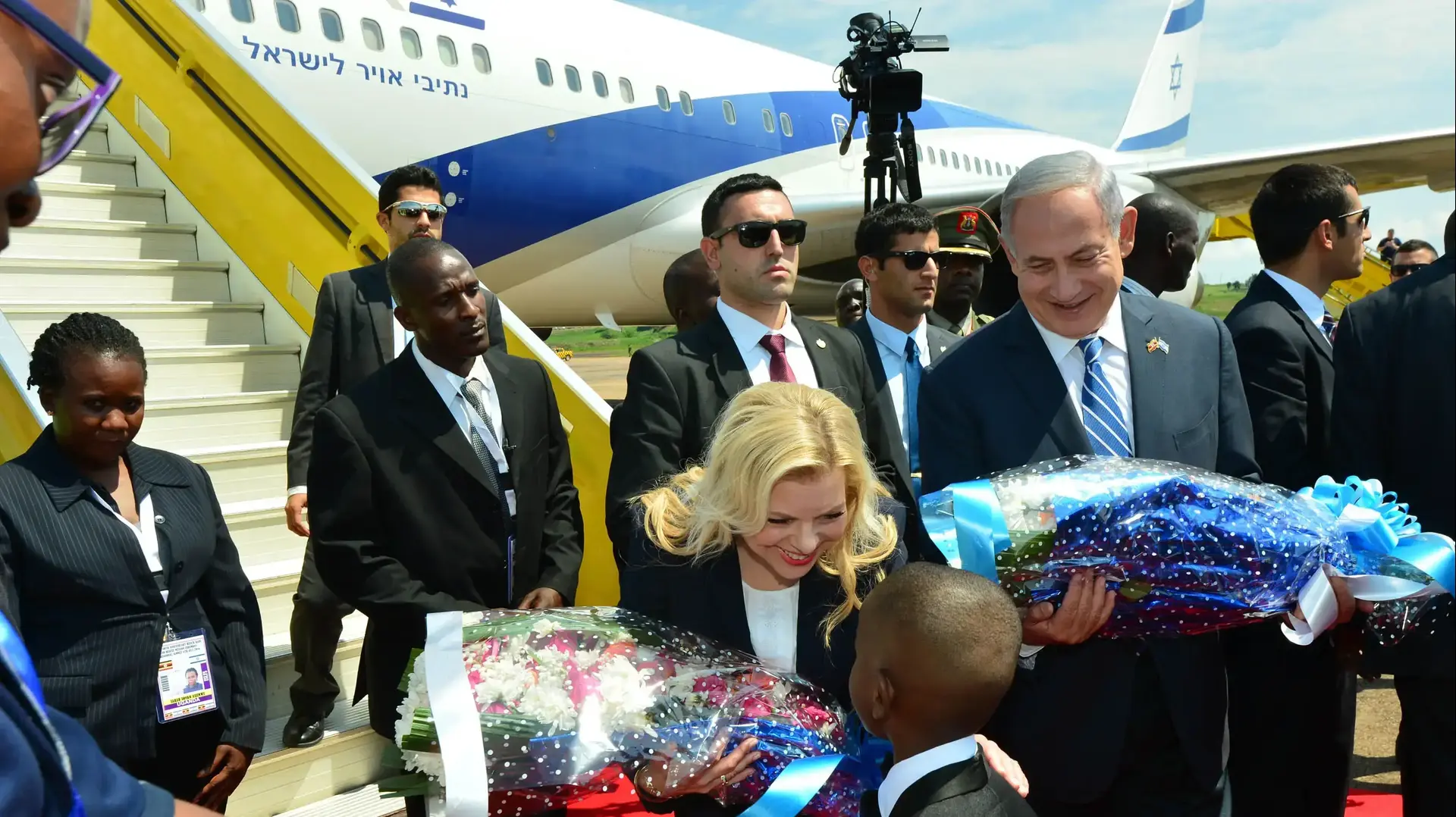 ביקור ראש הממשלה בנימין נתניהו ורעייתו גב' שרה נתניהו באנטבה, אוגנדה. קבלת פנים בשדה התעופה וחנוכת אבן פינה ביקור ראש הממשלה בנימין נתניהו ורעייתו גב' שרה נתניהו באנטבה, אוגנדה. קבלת פנים בשדה התעופה וחנוכת אבן פינה