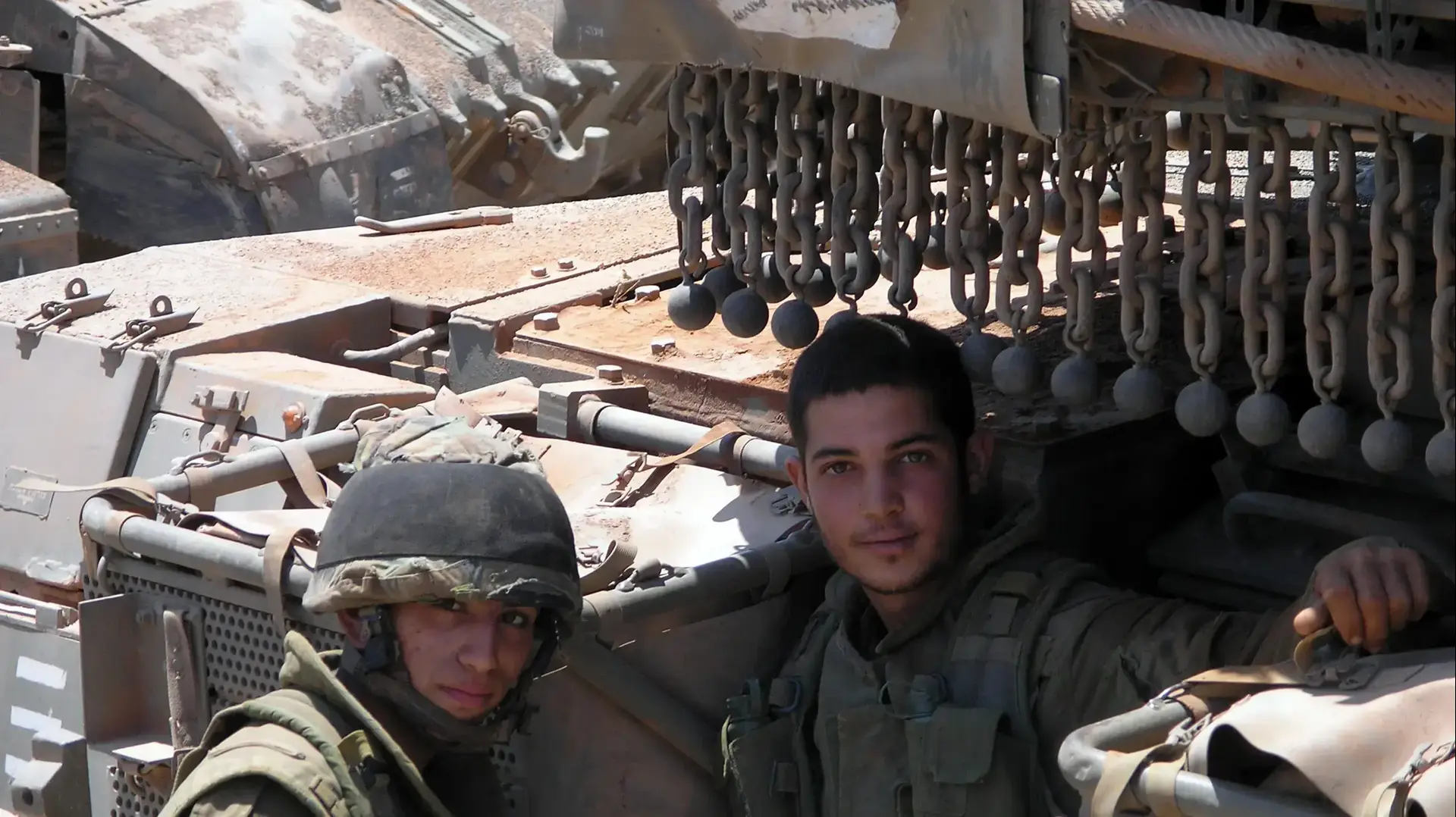 תמונות שצולמו על ידי רביעיית צוות עוז בכפר "עינתה" הסמוך לבינת ג'בל - רגעים אחדים לפני הקרב שהביא למותם במלחמת לבנון השנייה תמונות שצולמו על ידי רביעיית צוות עוז בכפר "עינתה" הסמוך לבינת ג'בל - רגעים אחדים לפני הקרב שהביא למותם במלחמת לבנון השנייה