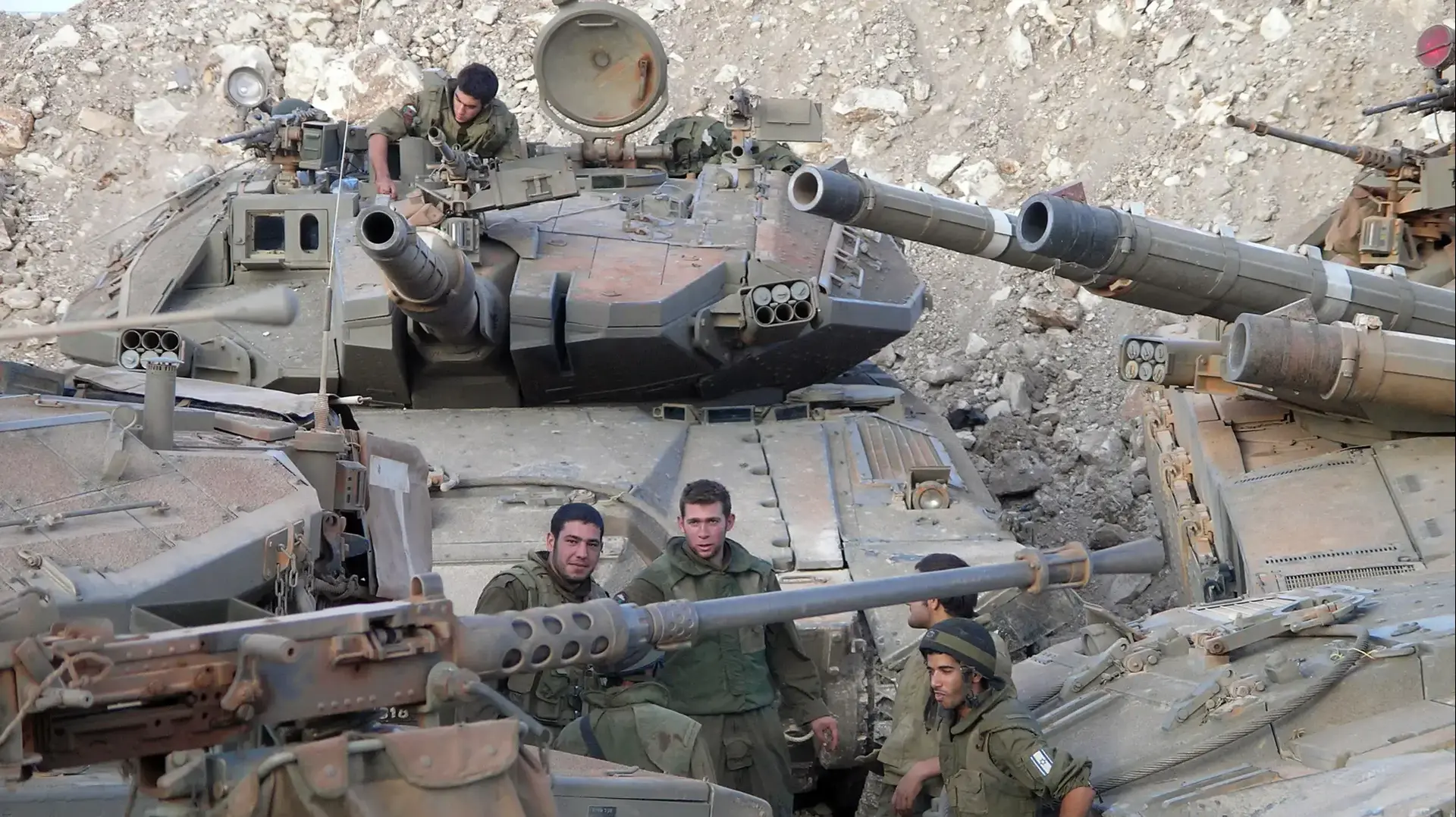 תמונות שצולמו על ידי רביעיית צוות עוז בכפר "עינתה" הסמוך לבינת ג'בל - רגעים אחדים לפני הקרב שהביא למותם במלחמת לבנון השנייה תמונות שצולמו על ידי רביעיית צוות עוז בכפר "עינתה" הסמוך לבינת ג'בל - רגעים אחדים לפני הקרב שהביא למותם במלחמת לבנון השנייה