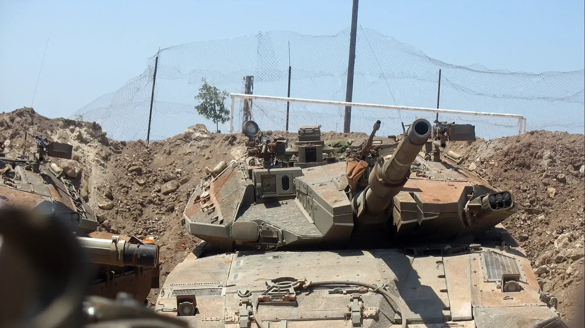 תמונות שצולמו על ידי רביעיית צוות עוז בכפר "עינתה" הסמוך לבינת ג'בל - רגעים אחדים לפני הקרב שהביא למותם במלחמת לבנון השנייה תמונות שצולמו על ידי רביעיית צוות עוז בכפר "עינתה" הסמוך לבינת ג'בל - רגעים אחדים לפני הקרב שהביא למותם במלחמת לבנון השנייה