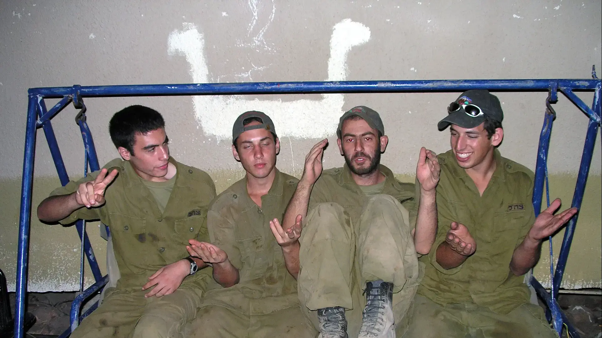 תמונות שצולמו על ידי רביעיית צוות עוז בכפר "עינתה" הסמוך לבינת ג'בל - רגעים אחדים לפני הקרב שהביא למותם במלחמת לבנון השנייה תמונות שצולמו על ידי רביעיית צוות עוז בכפר "עינתה" הסמוך לבינת ג'בל - רגעים אחדים לפני הקרב שהביא למותם במלחמת לבנון השנייה