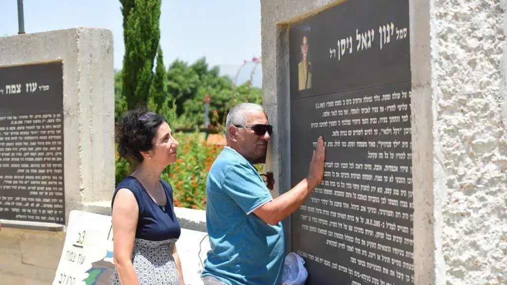 הוריו של סמל ינון ניסן ליד האנדרטה לזכרו במעיין ברוך הוריו של סמל ינון ניסן ליד האנדרטה לזכרו במעיין ברוך
