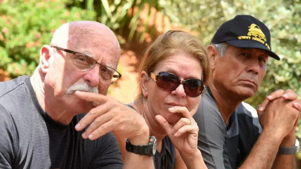 הוריי לוחמי צוות עוז שנפלו במלחמת לבנון השנייה באנדרטה לזכרם במעיין ברוך הוריי לוחמי צוות עוז שנפלו במלחמת לבנון השנייה באנדרטה לזכרם במעיין ברוך