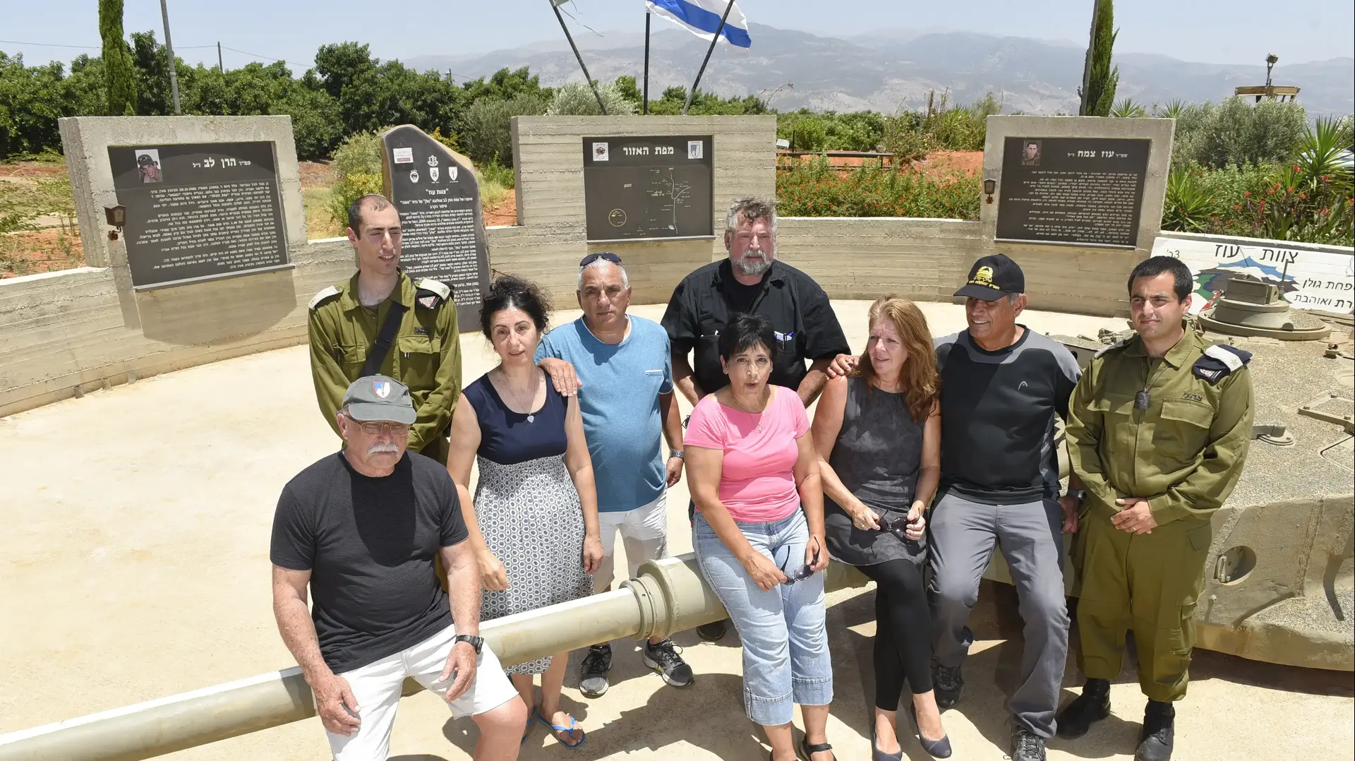 הורי לחמי חיילי  השיריון  צוות עוז  שנפלו במלחמת לבנון השנייה באנדרטה לזכרם במעיין ברוך