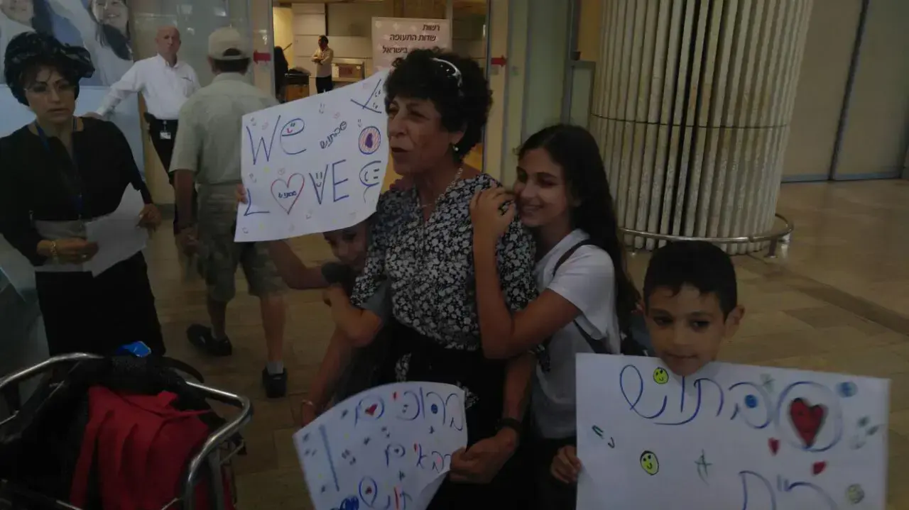 נוסעים בטיסת אל על שנחשד כי הוטמנה בה פצצה נוחתים בשדה התעופה בנתב"ג נוסעים בטיסת אל על שנחשד כי הוטמנה בה פצצה נוחתים בשדה התעופה בנתב"ג