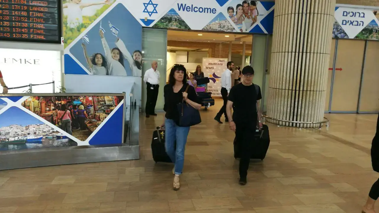 נוסעים בטיסת אל על שנחשד כי הוטמנה בה פצצה נוחתים בשדה התעופה בנתב"ג נוסעים בטיסת אל על שנחשד כי הוטמנה בה פצצה נוחתים בשדה התעופה בנתב"ג