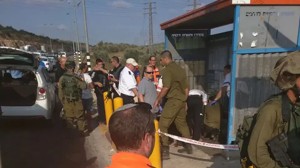 זירת ניסיון פיגוע דקירה בצומת גיתי אבישר, 5 ביולי 2016 זירת ניסיון פיגוע דקירה בצומת גיתי אבישר, 5 ביולי 2016