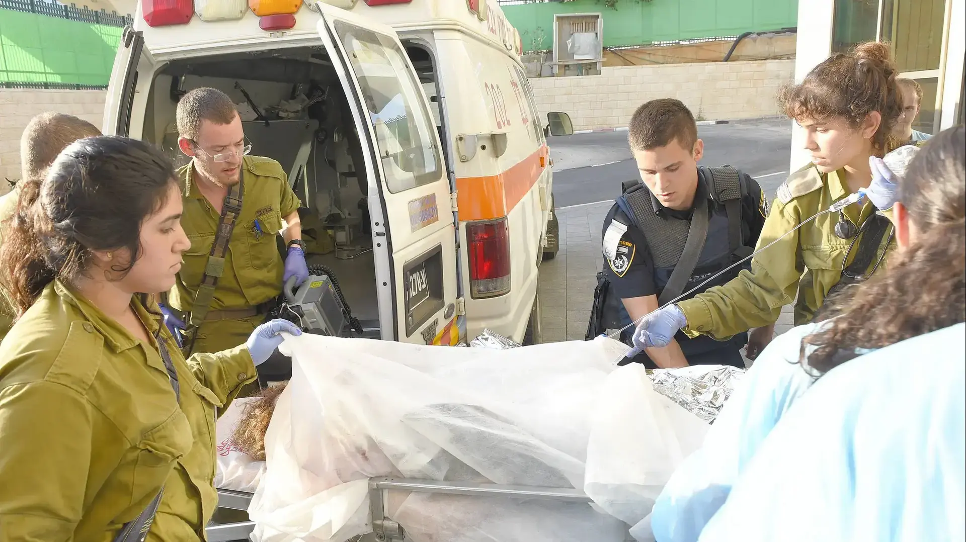 המחבלת הפצועה מניסיון הדקירה בצומת גיתי אבישר ליד אריאל 5 יולי 2016 המחבלת הפצועה מניסיון הדקירה בצומת גיתי אבישר ליד אריאל 5 יולי 2016