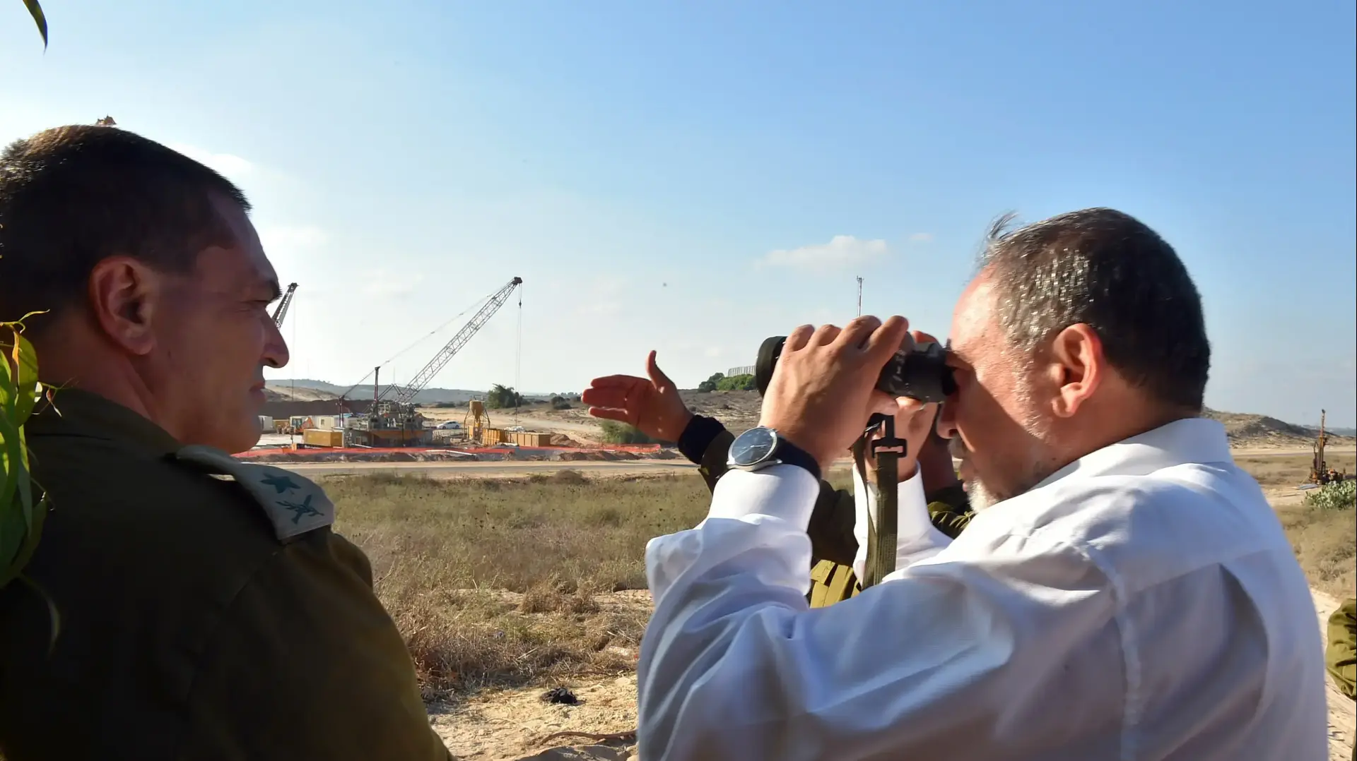 שר הביטחון אביגדור ליברמן בסיור באוגדת עזה, 5 ביולי 2016 שר הביטחון אביגדור ליברמן בסיור באוגדת עזה, 5 ביולי 2016