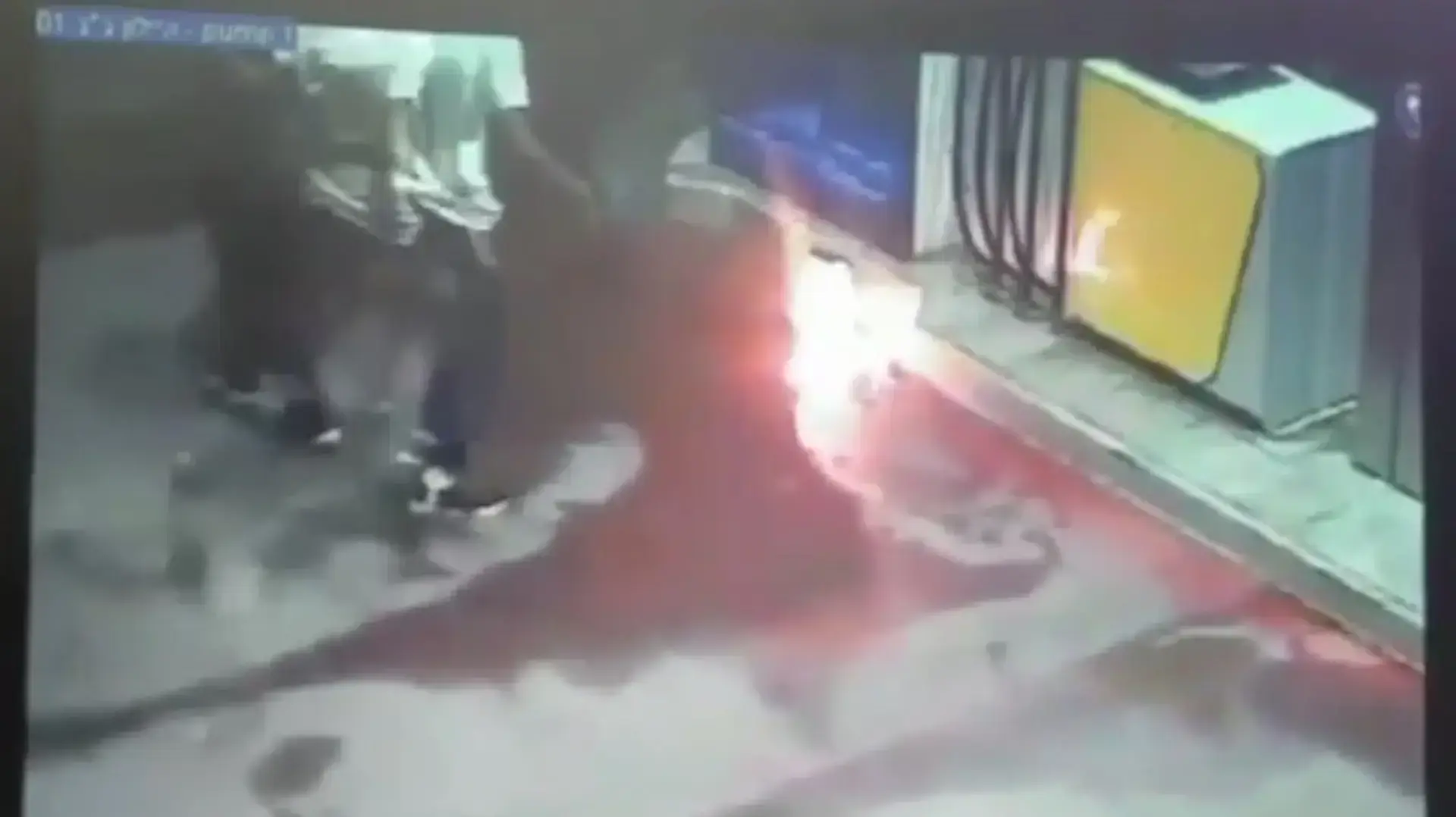תיעוד: שני קטינים וצעיר מנסים להצית תחנת דלק בבני ברק