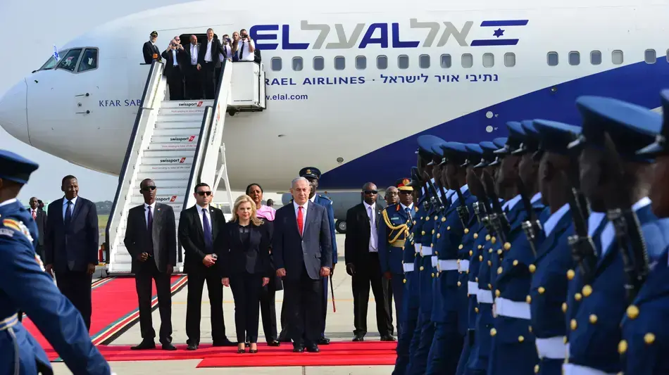 ראש הממשלה בנימין נתניהו ורעייתו שרה נתניהו בשדה התעופה בניירובי קניה לקראת טיסתם לרואנדה. 6 ביולי 2016 ראש הממשלה בנימין נתניהו ורעייתו שרה נתניהו בשדה התעופה בניירובי קניה לקראת טיסתם לרואנדה. 6 ביולי 2016