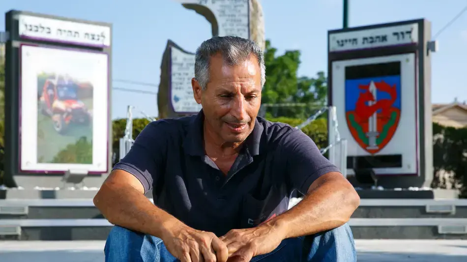 נחמיה ניני באנדרטה לזכרו של סמ"ר דוד חיים ניני ז"ל. שתולים יולי 2016 נחמיה ניני באנדרטה לזכרו של סמ"ר דוד חיים ניני ז"ל. שתולים יולי 2016