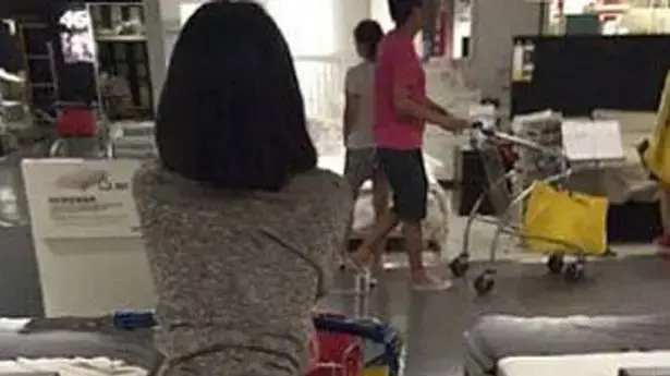 אישה עושה שופינג בעירום באיקאה אישה עושה שופינג בעירום באיקאה