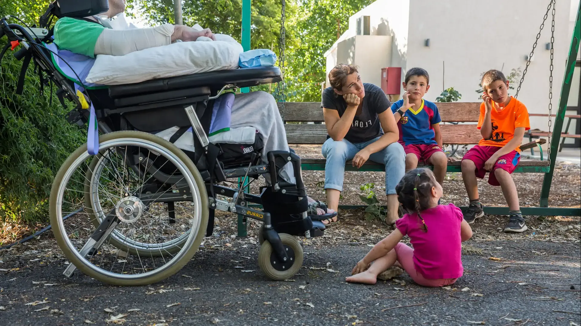 חגי בן ארי הפצוע הקשה ביותר מצוק איתן ואשתו מירה עם ילדיהם, יוני 2016