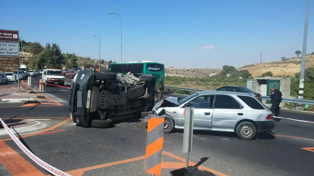 צומת נווה דניאל חשד לפיגוע התנגשות ברכב צבאי צומת נווה דניאל חשד לפיגוע התנגשות ברכב צבאי