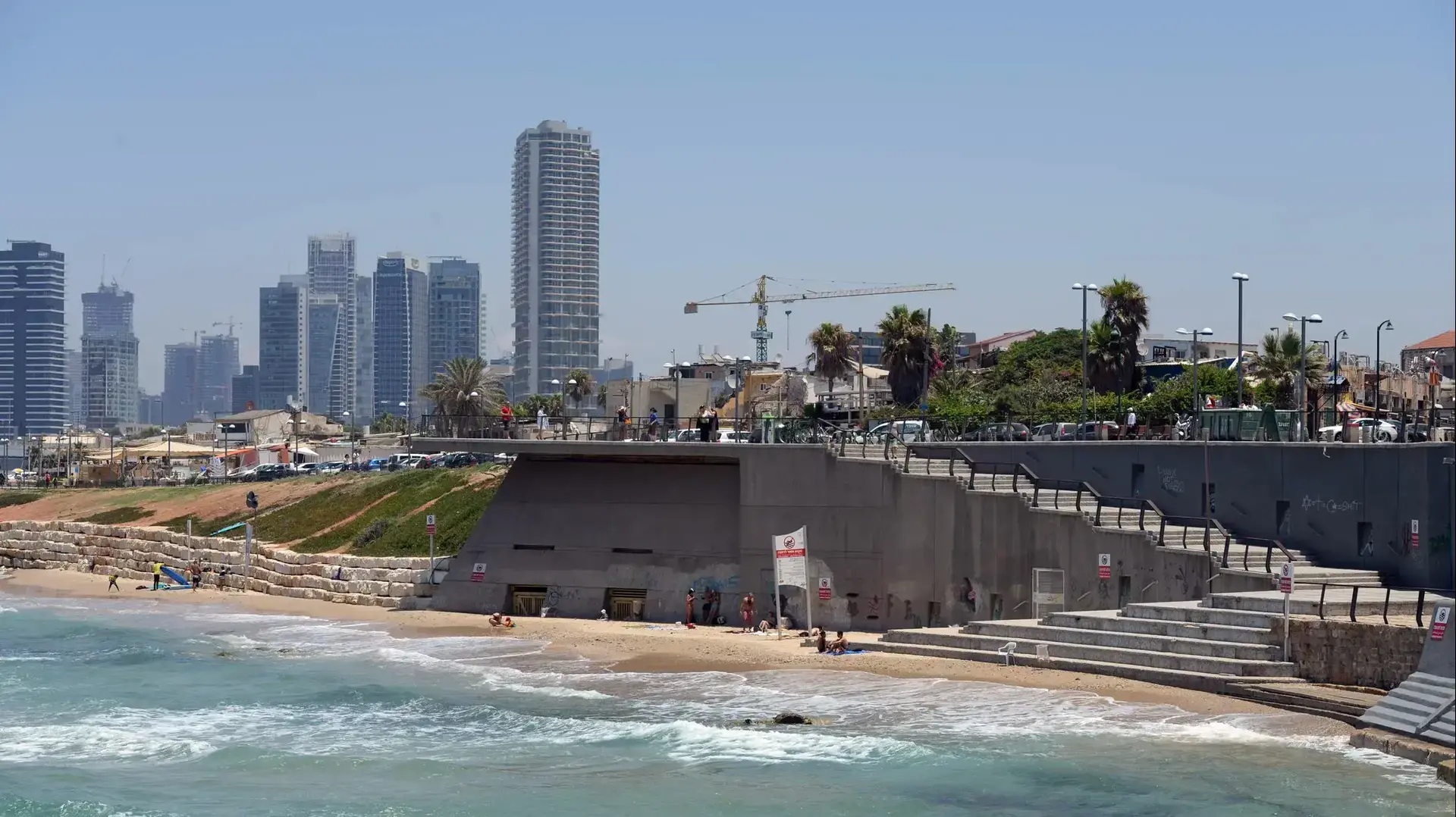 חוף ריק בטיילת תל אביב יפו חוף ריק בטיילת תל אביב יפו