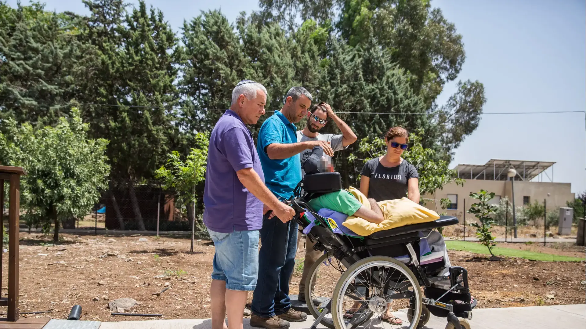 משפחתו של חגי בן ארי מלווה אותו בשבילי מושב נוב 