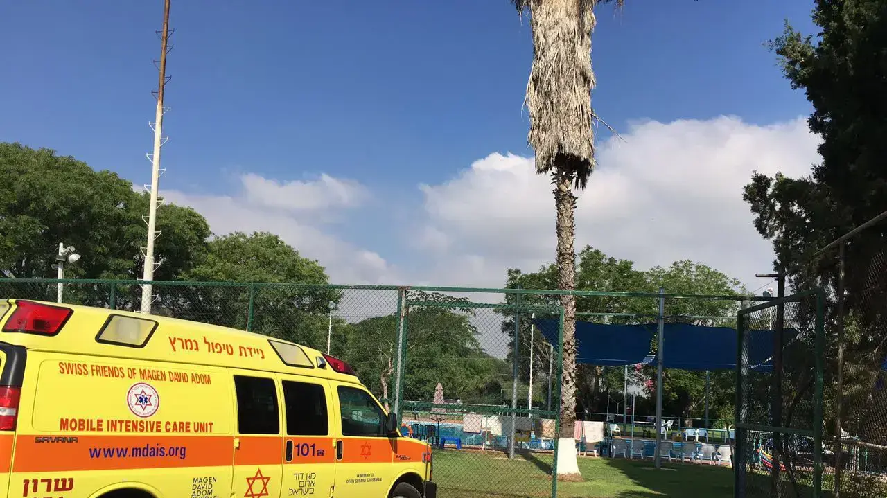 אמבולנס ליד בריכה בקיבוץ במועצה האזורית מנשה. יולי 2016 