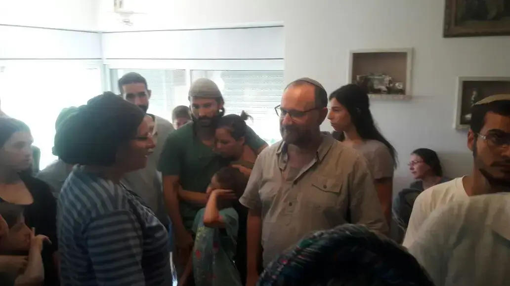 הוריה של הלל אריאל מבשקרים בשבעה של משפחתו של מיכאל מרק בעתניאל הוריה של הלל אריאל מבשקרים בשבעה של משפחתו של מיכאל מרק בעתניאל