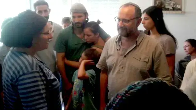 הוריה של הלל אריאל מבשקרים בשבעה של משפחתו של מיכאל מרק בעתניאל הוריה של הלל אריאל מבשקרים בשבעה של משפחתו של מיכאל מרק בעתניאל
