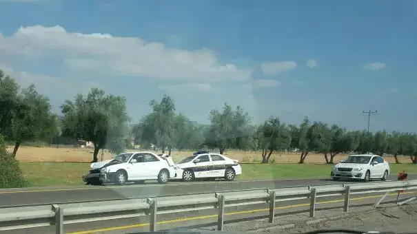 נהגת התנגשה במעקה בטיחות בכביש 90 שבעמק הירדן, לאחר שאבנים יודו לעברה ואדם ניסה לחטוף את רכבה, יולי 2016 נהגת התנגשה במעקה בטיחות בכביש 90 שבעמק הירדן, לאחר שאבנים יודו לעברה ואדם ניסה לחטוף את רכבה, יולי 2016