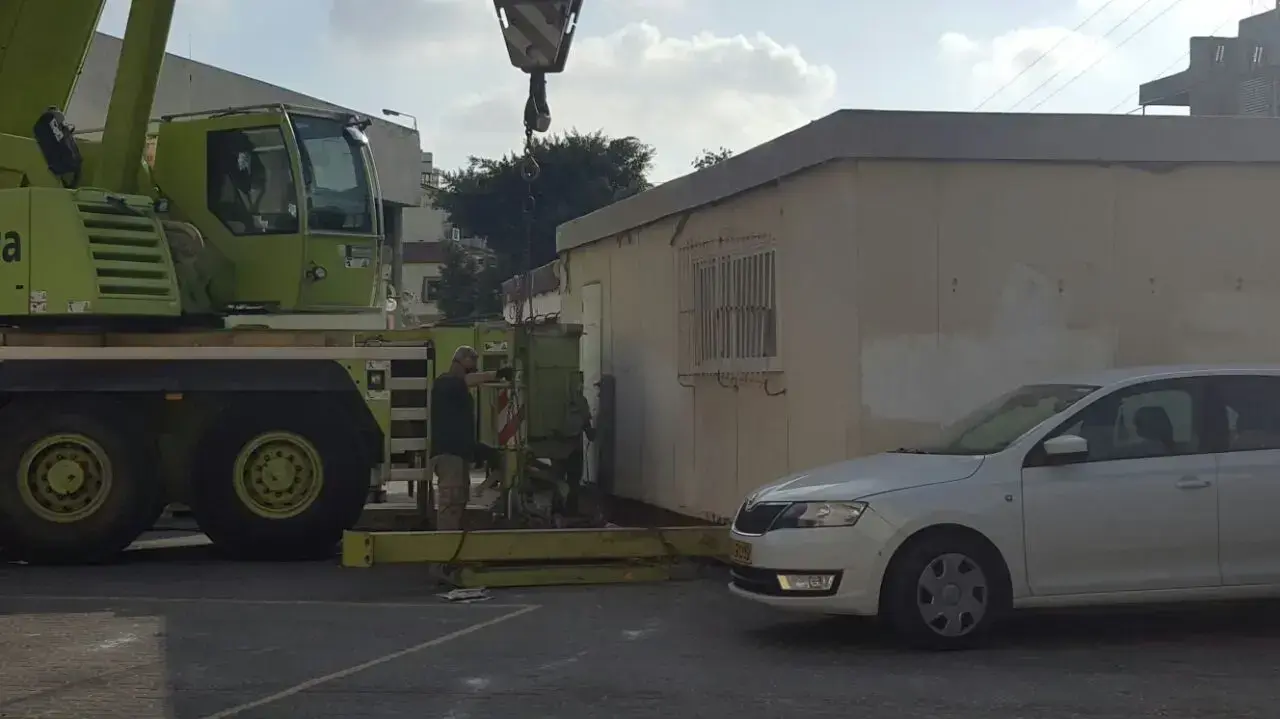 קרוואנים שהוצבו בבית ספר ממלכתי-דתי "נעם מוהליבר" שבבני ברק המיועדים לשמש גנים לילדי חרדים, יולי 2016 קרוואנים שהוצבו בבית ספר ממלכתי-דתי "נעם מוהליבר" שבבני ברק המיועדים לשמש גנים לילדי חרדים, יולי 2016
