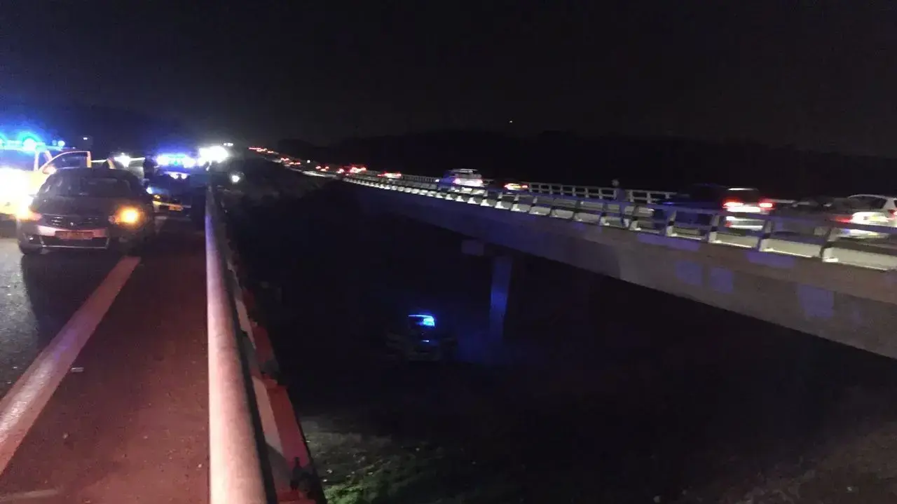 צעיר נהרג כשנפל מגובה בזמן שסייע לרכב בתאונת דרכים בכביש 6 מחלף עירון 09 יולי 2016 צעיר נהרג כשנפל מגובה בזמן שסייע לרכב בתאונת דרכים בכביש 6 מחלף עירון 09 יולי 2016