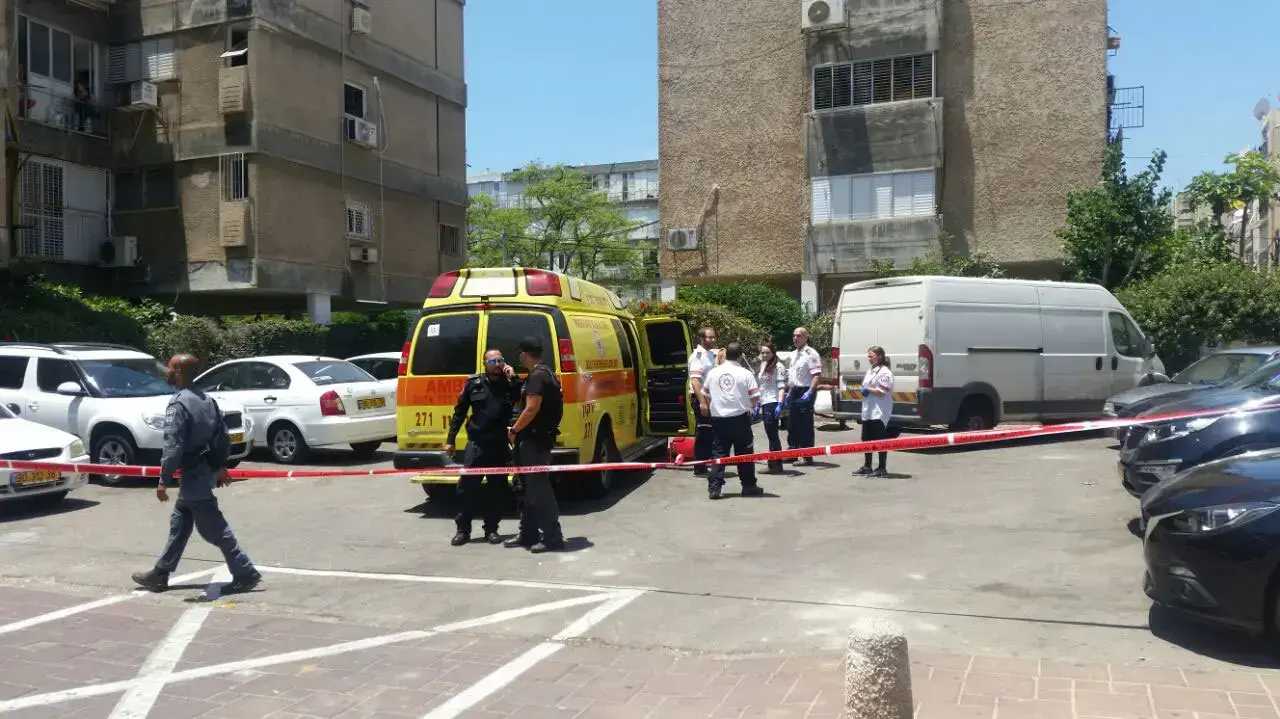 גבר היכה שוטר בלום וקפץ אל מותו, חולון. יולי 2016 גבר היכה שוטר בלום וקפץ אל מותו, חולון. יולי 2016