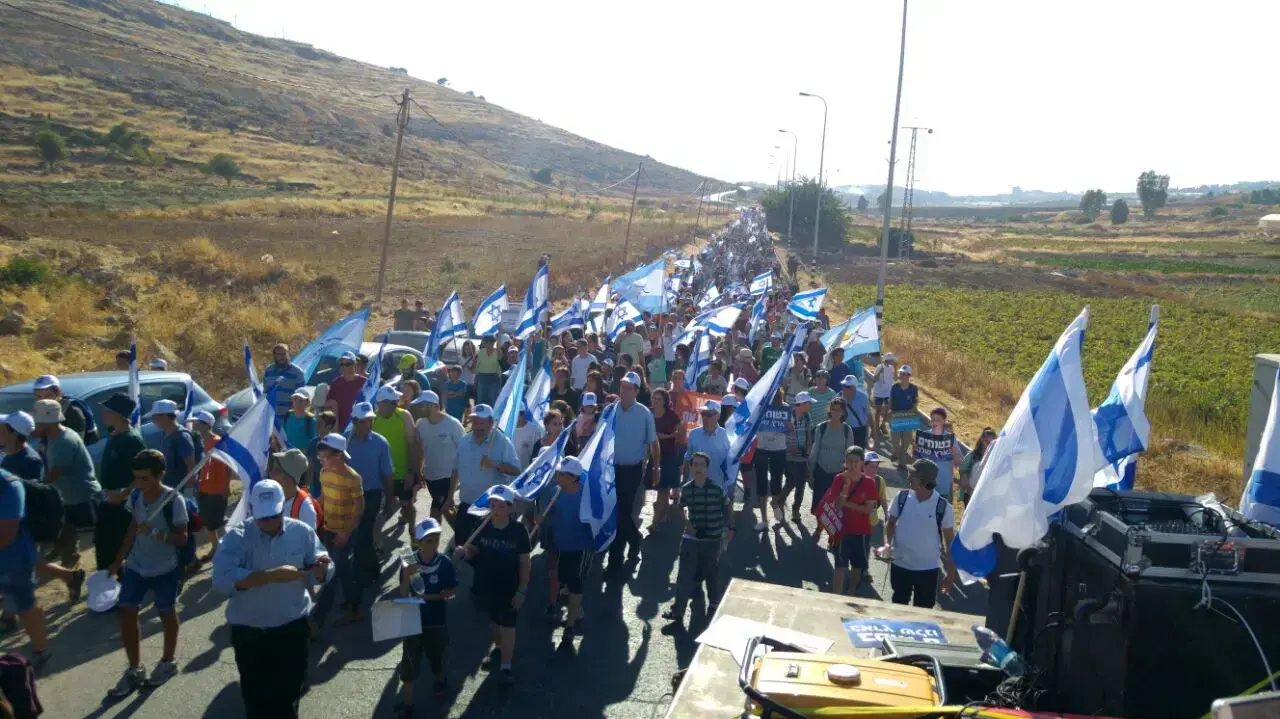 צעדה ממקום הפיגוע בכביש 60 שבו נרצח מיכאל מרק להתנחלות עתניאל שבה התגורר. 10 ביולי 2016 צעדה ממקום הפיגוע בכביש 60 שבו נרצח מיכאל מרק להתנחלות עתניאל שבה התגורר. 10 ביולי 2016