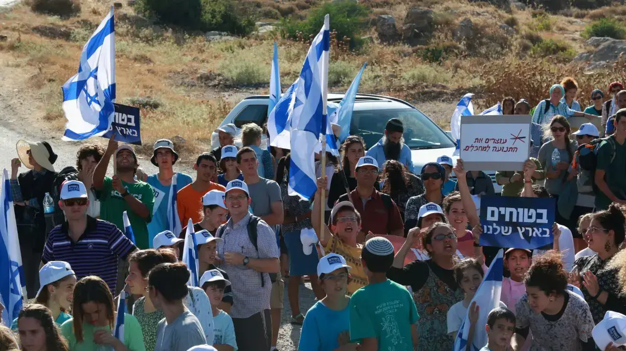 צעדה ממקום הפיגוע בכביש 60 שבו נרצח מיכאל מרק להתנחלות עתניאל שבה התגורר. 10 ביולי 2016 צעדה ממקום הפיגוע בכביש 60 שבו נרצח מיכאל מרק להתנחלות עתניאל שבה התגורר. 10 ביולי 2016