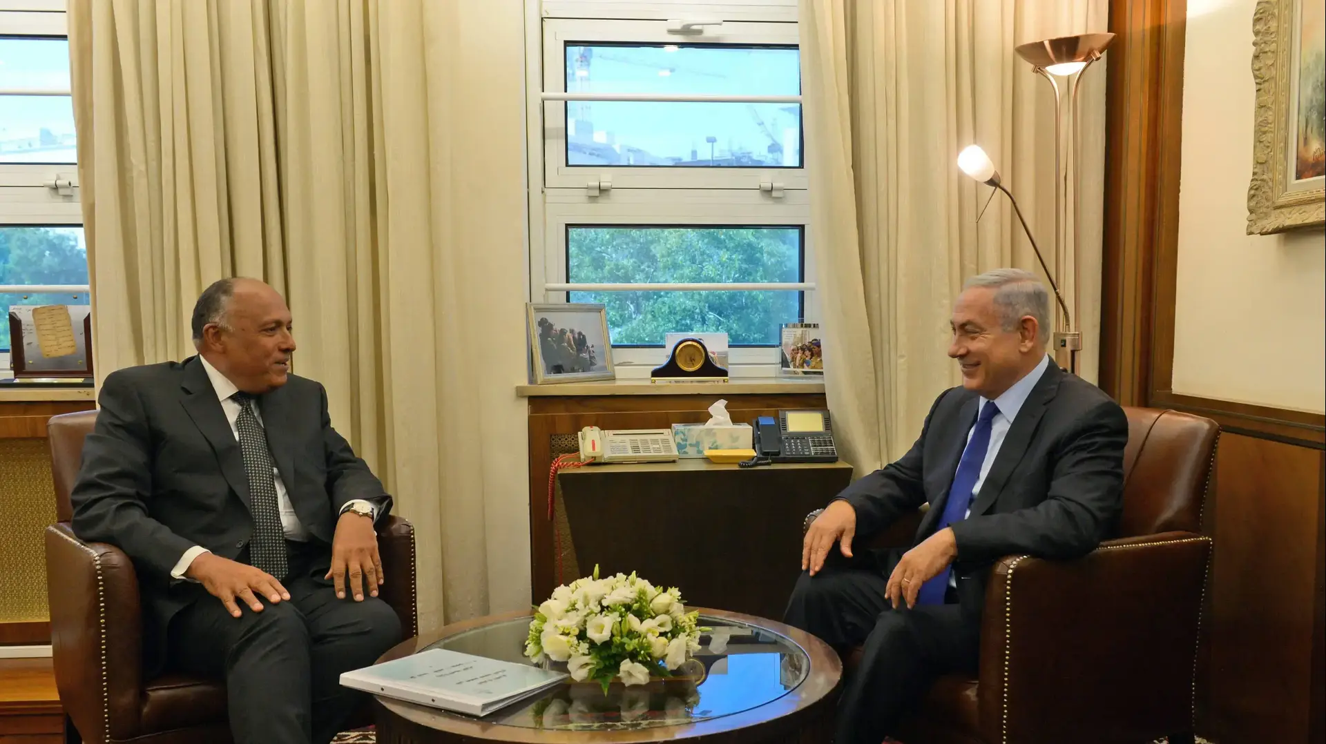 ראש הממשלה בנימין נתניהו ושר החוץ של מצרים סמאח שוכרי. 10 ביולי 2016