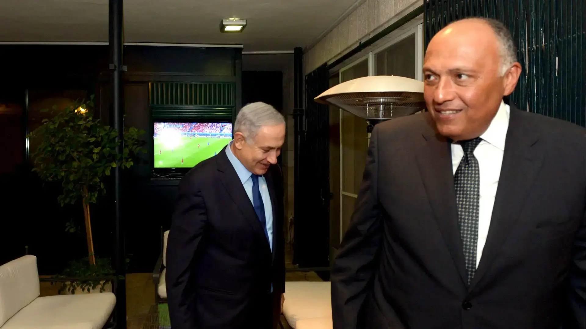 ראש הממשלה בנימין נתניהו ושר החוץ של מצרים סאמח שוכרי , צופים בגמר היורו, 10 ביולי 2016 ראש הממשלה בנימין נתניהו ושר החוץ של מצרים סאמח שוכרי , צופים בגמר היורו, 10 ביולי 2016
