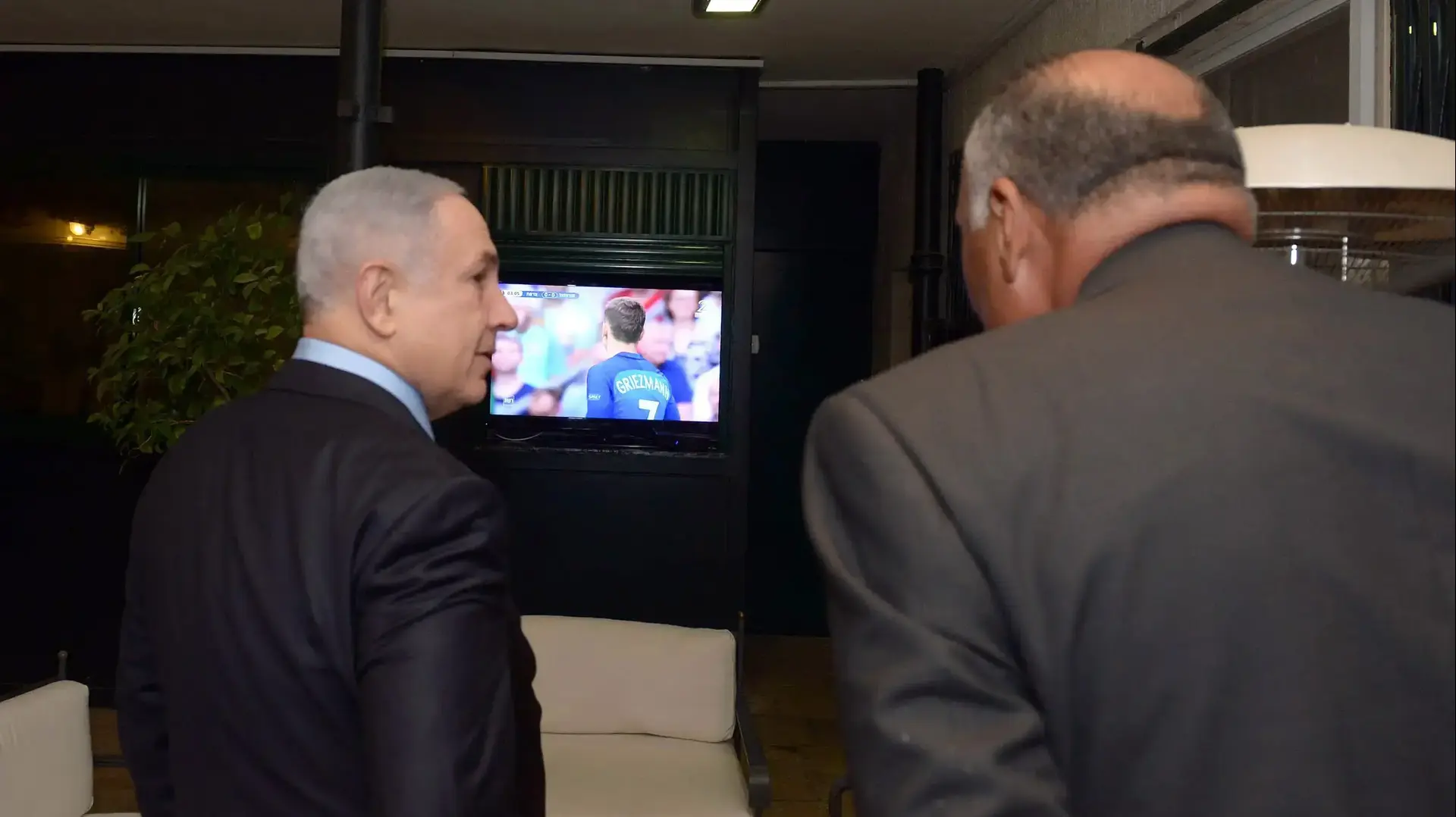 ראש הממשלה בנימין נתניהו ושר החוץ של מצרים סאמח שוכרי , צופים בגמר היורו, 10 ביולי 2016 ראש הממשלה בנימין נתניהו ושר החוץ של מצרים סאמח שוכרי , צופים בגמר היורו, 10 ביולי 2016