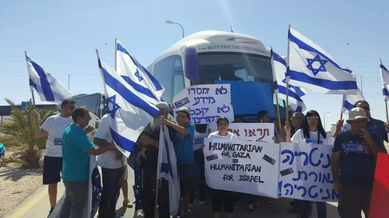 משפחת שאול חוסמים את גישת משפחות אסירים לכלא נפחא, 11 ביולי 2016 משפחת שאול חוסמים את גישת משפחות אסירים לכלא נפחא, 11 ביולי 2016