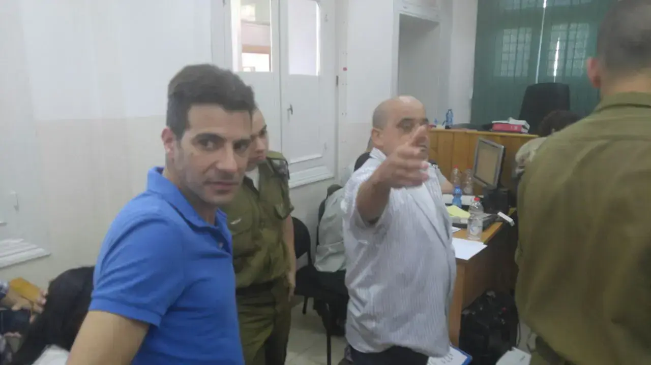 אלאור אזריה, הוריו ושרון גל בבית הדין הצבאי ביפו, 11 ביולי 2016 אלאור אזריה, הוריו ושרון גל בבית הדין הצבאי ביפו, 11 ביולי 2016