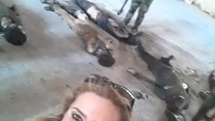 כנאנה עלוש, כתבת בערוץ טלוויזיה של משטר אסד מצטלמת על רקע גופות אזרחים שנהרגו במהלך הלחימה. יולי 2016 כנאנה עלוש, כתבת בערוץ טלוויזיה של משטר אסד מצטלמת על רקע גופות אזרחים שנהרגו במהלך הלחימה. יולי 2016