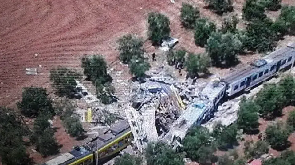 זירת תאונה בין שתי רכבות בדרום איטליה, 12 ביולי 2016